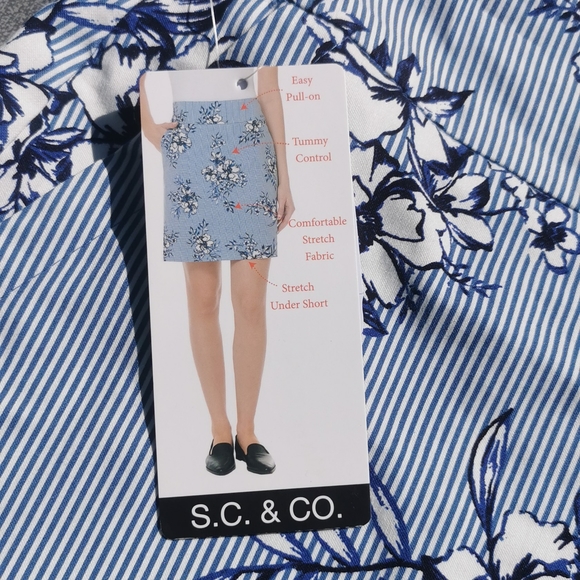 Size 4 S.C. & Co. Skort tummy control blue white floral stripes pockets NWT New - Picture 4 of 12